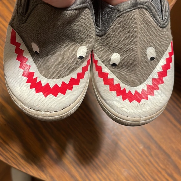 Girls size 6 grey shark slip on shoes so cute! - Picture 2 of 7